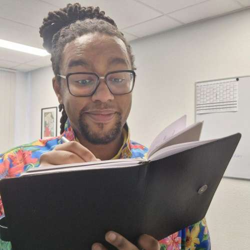 Foto van Wesley van den Bosch die aantekeningen maakt