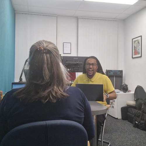 Foto van Wesley van den Bosch en Mireille Sampimon-Ssembatya aan het vergaderlachen