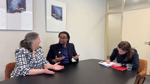 Foto van Wesley van den Bosch en Mireille Sampimon-Ssembatya bij de Notaris